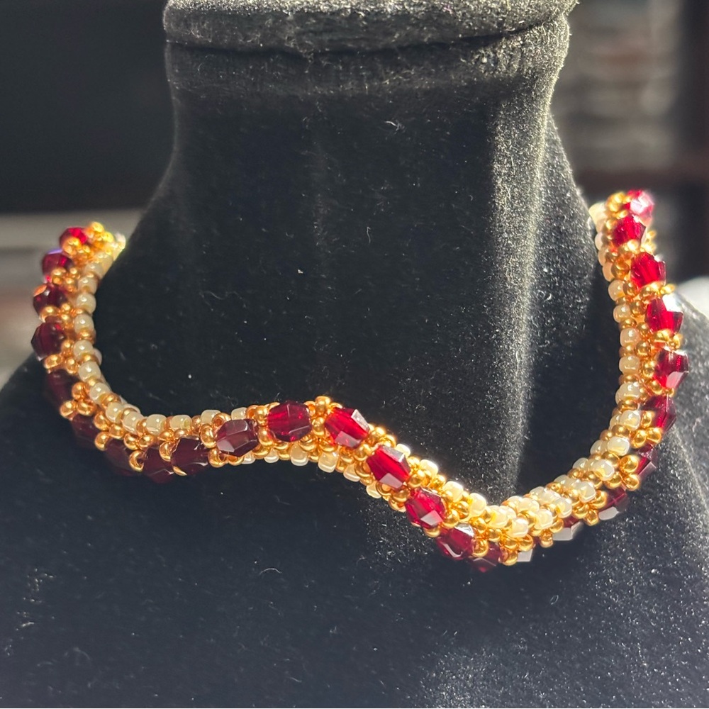Garnet glass beaded bracelet with gold tone accents 7.5 inches
